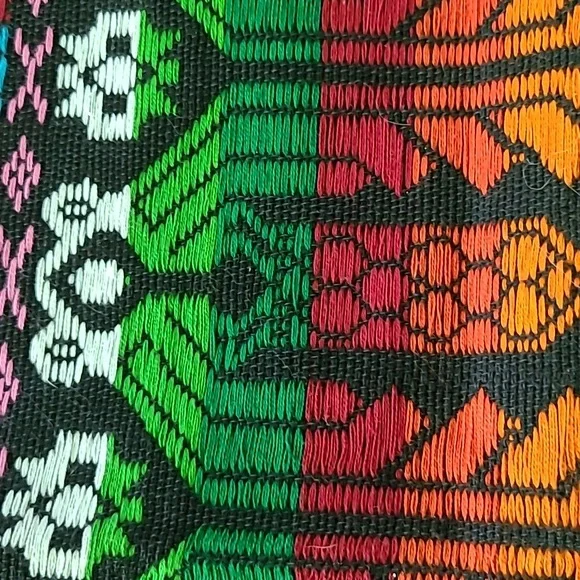 Beautiful table runner - Picture 2 of 3